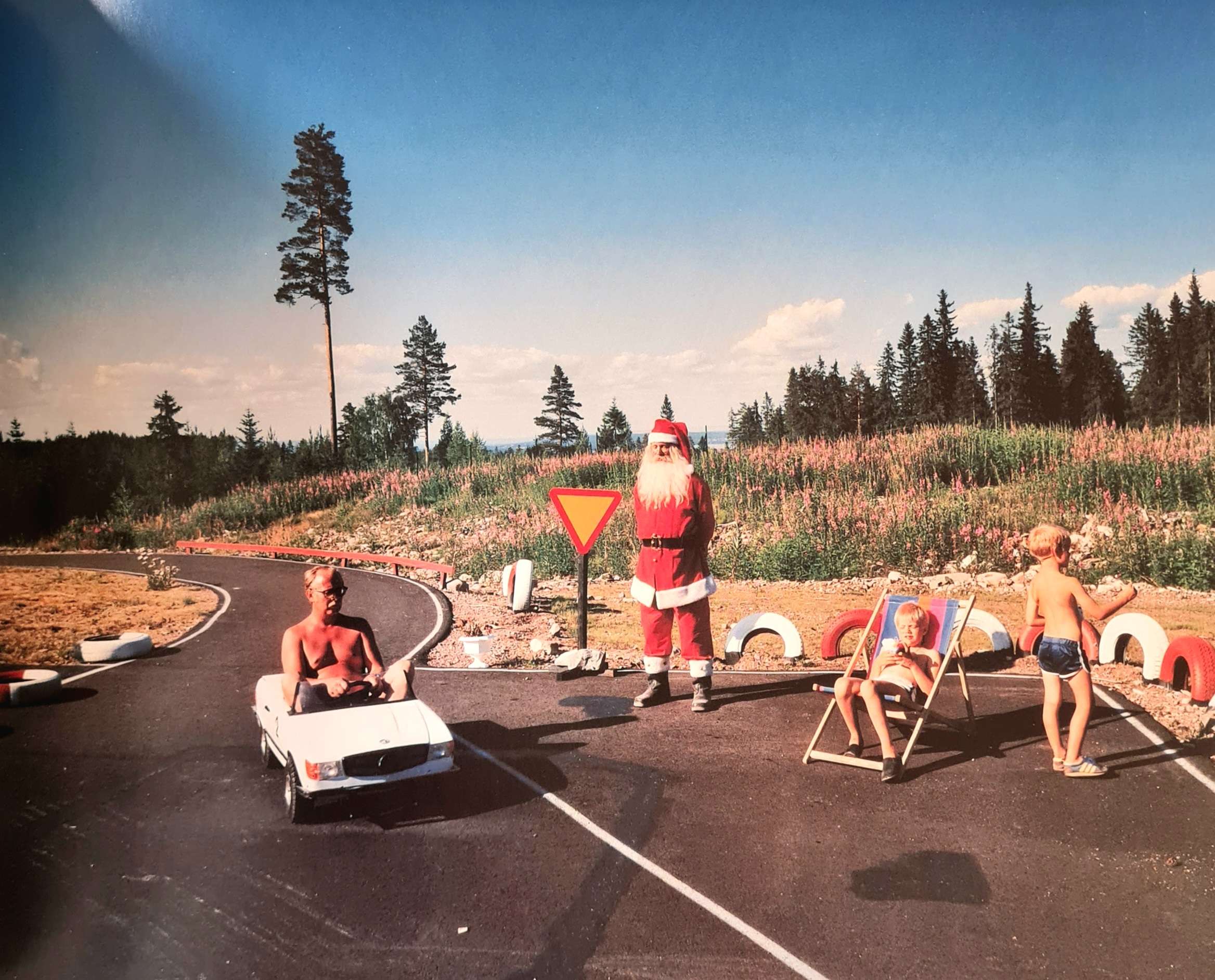 Landet Utom Sig: Bilder Fran Sverige / Country Beside Itself: Pictures from Sweden (Lars Tunbjork) (1993) - Image 5